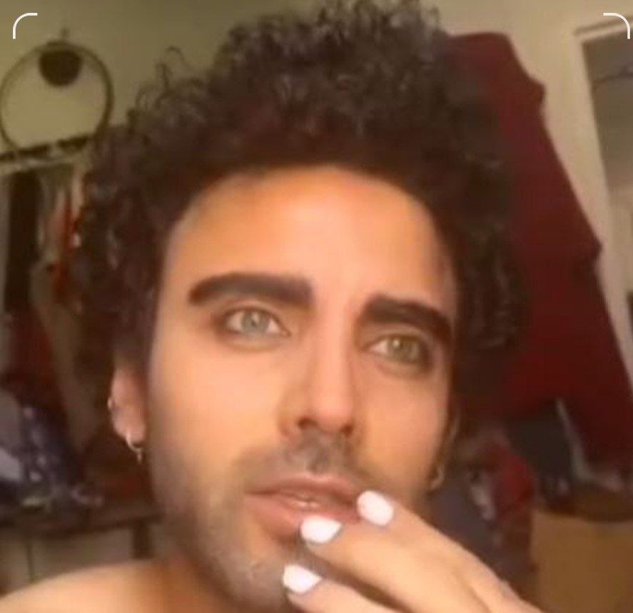 الممثل الإيراني محمد صادقي يصور عملية اعتقاله على الهواء.. بسبب انتقاده للحجاب الإجباري