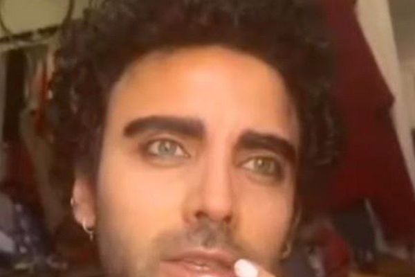 الممثل الإيراني محمد صادقي يصور عملية اعتقاله على الهواء.. بسبب انتقاده للحجاب الإجباري