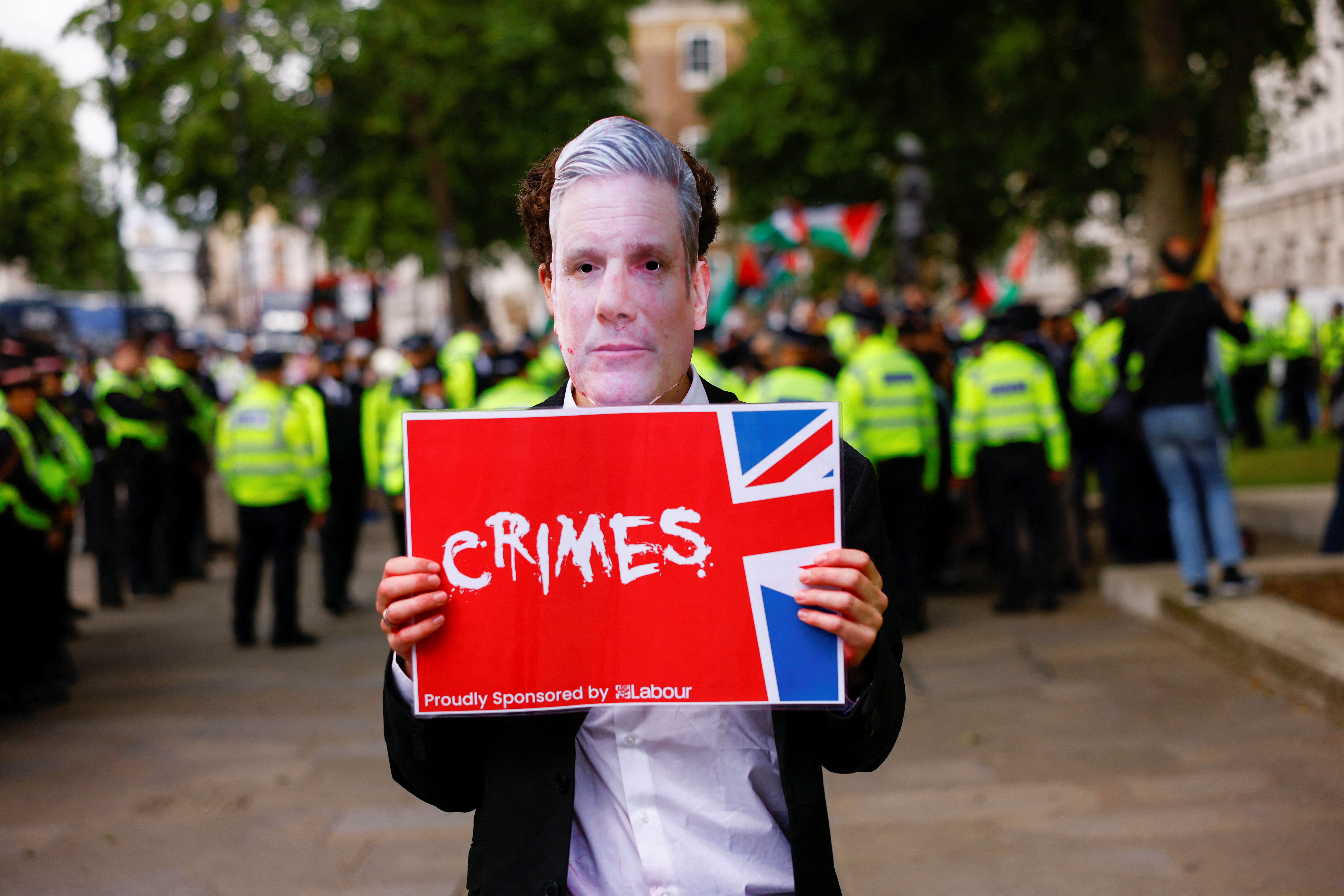 انتقاد یک معترضِ حامی فلسطین از مواضع کی‌یر استارمر، نخست‌وزیر بریتانیا در قبال مناقشه غزه، لندن، ۱۶ تیر