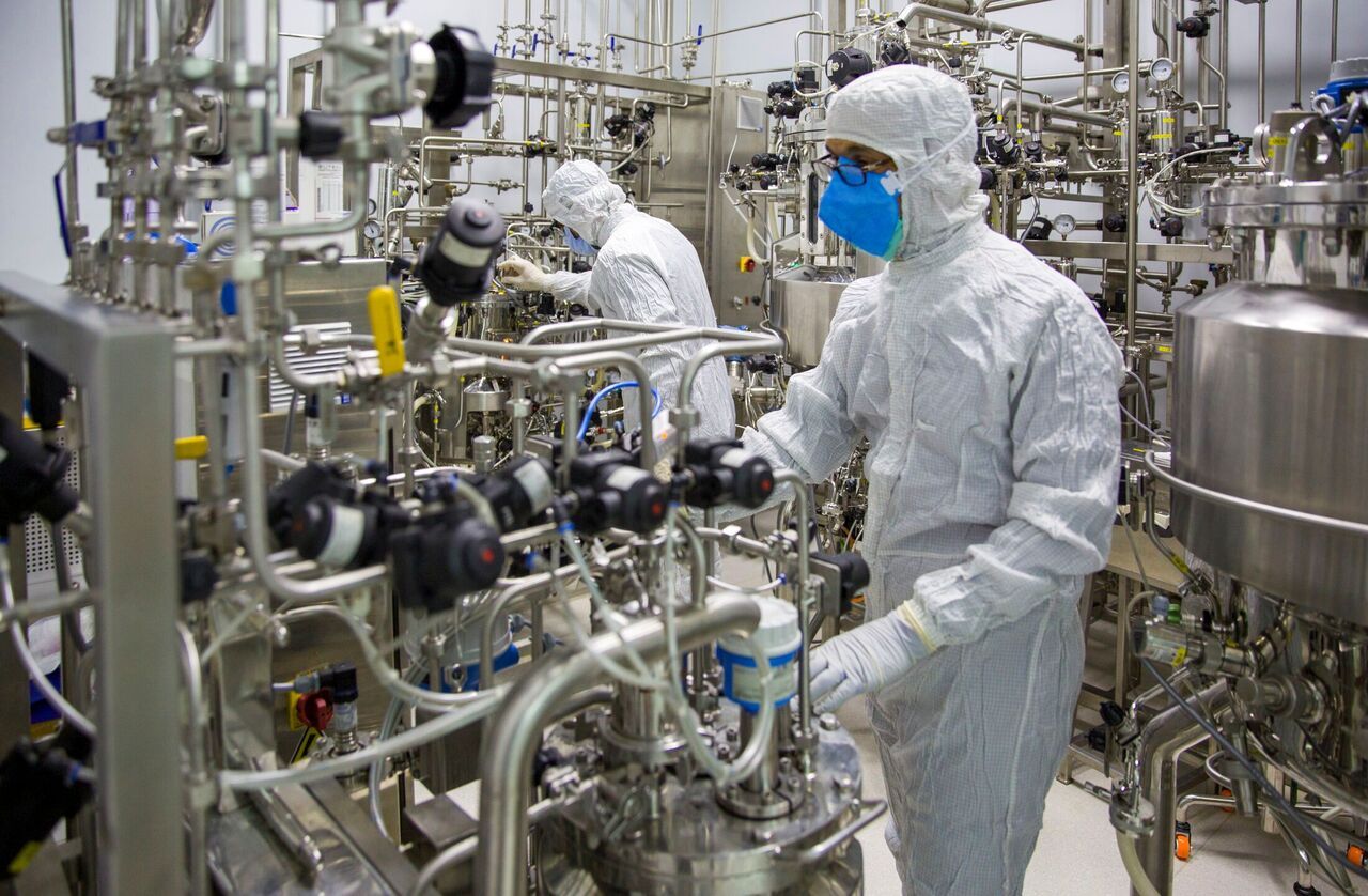 معاون اول رئیسی: تجهیزات واکسن ایرانی را به اسم اسباب خانه سفیر وارد کردیم