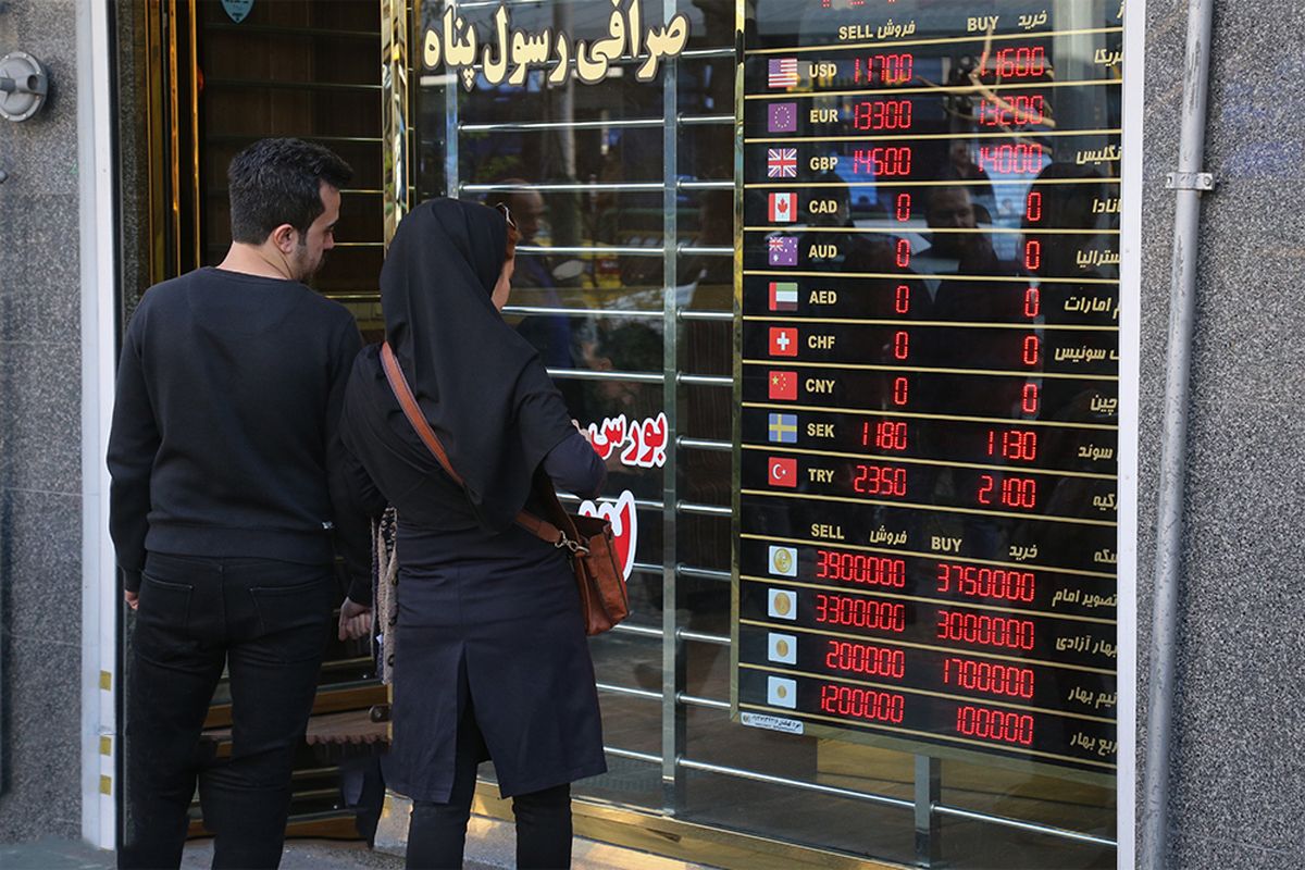 الدولار يتخطى 122 ألف تومان إيراني للمرة الأولى في التاريخ