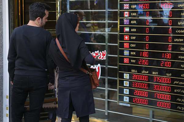 قیمت دلار در بازار آزاد ایران از ۱۲۲ هزار تومان عبور کرد