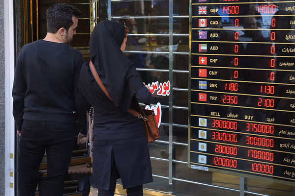 قیمت دلار در بازار آزاد ایران از ۱۲۲ هزار تومان عبور کرد