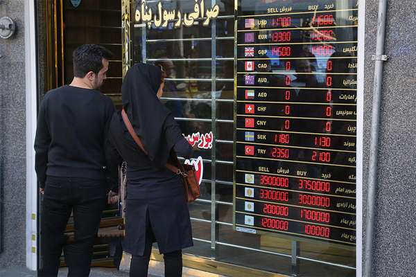 الدولار يتخطى 122 ألف تومان إيراني للمرة الأولى في التاريخ