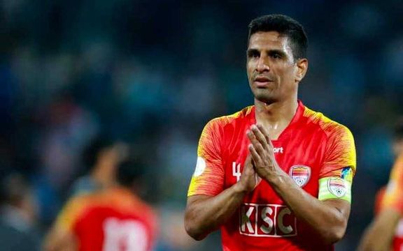 کاپیتان فولاد خوزستان، برنده همه جامهای داخلی، از فوتبال خداحافظی کرد