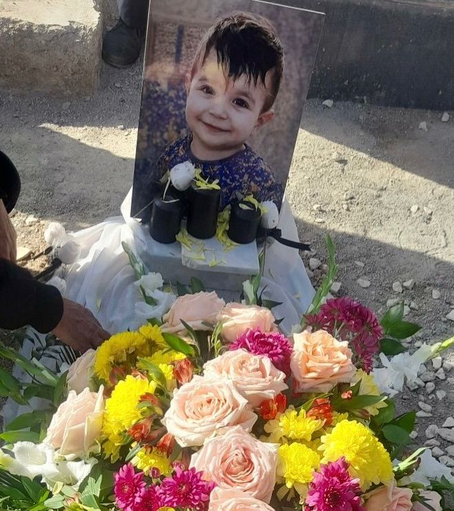 کودکی ۲ ساله که با گلوله ماموران روی دوش پدرش کشته شد