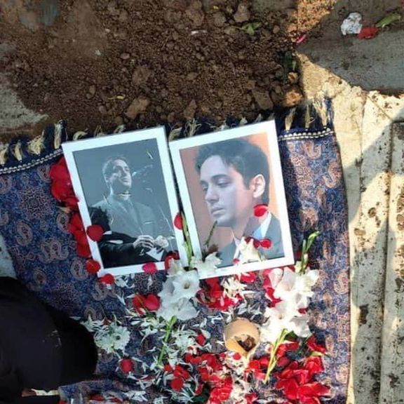 الأمن الإيراني يمنع المشيعين من الوصول لقبر الصحافي المنتحر أثناء دفنه