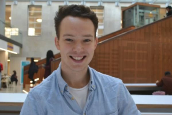 سويدي أفرجت عنه طهران: كنت ضحية سياسة "احتجاز الرهائن" الإيرانية