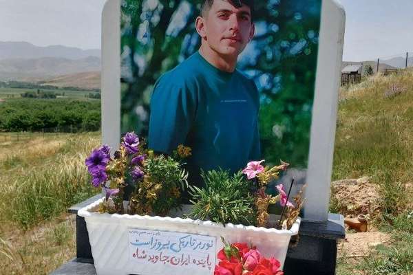 «پاینده ایران، جاوید شاه»؛ پیامی که روی مزار جاویدنام علی گردکانه گذاشته شد