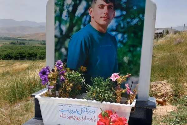 «پاینده ایران، جاوید شاه»؛ پیامی که روی مزار جاویدنام علی گردکانه گذاشته شد