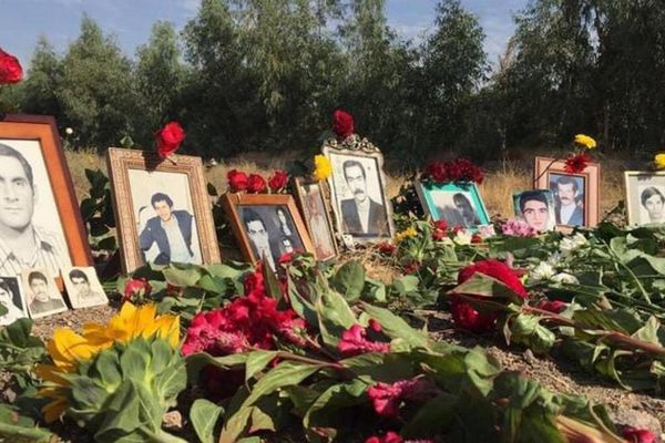 أقارب ضحايا إعدامات الثمانينيات في إيران يحتجون على منعهم من زيارة قبور ذويهم