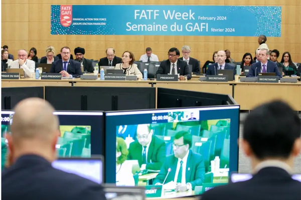 "مجموعة العمل المالي(FATF)" تثبت إيران على القائمة السوداء