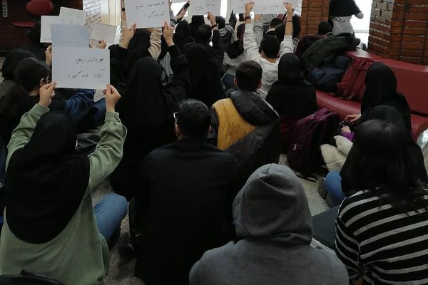في تحدٍ لتهديدات الحرس الثوري.. الطلاب الإيرانيون يواصلون انتفاضتهم ويوسعون من احتجاجاتهم