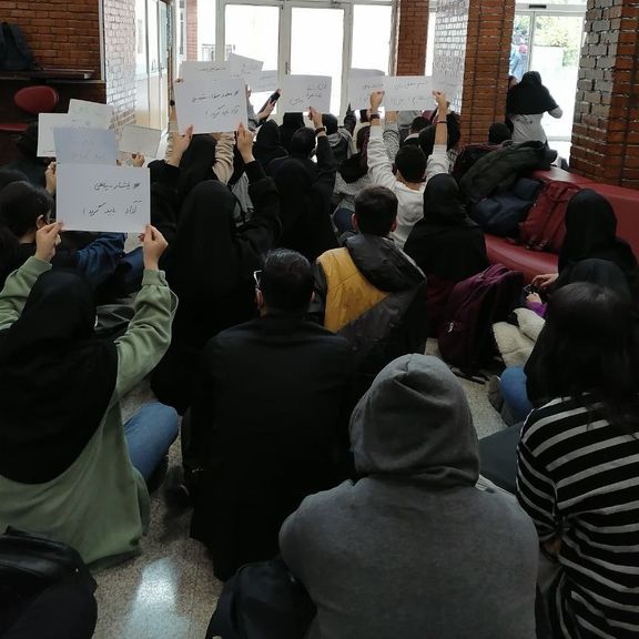 في تحدٍ لتهديدات الحرس الثوري.. الطلاب الإيرانيون يواصلون انتفاضتهم ويوسعون من احتجاجاتهم