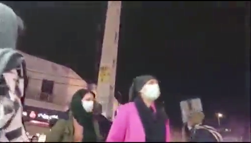 عشيَّة ذكرى الثورة.. هتافات "الموت للديكتاتور" وشعارات مجاهدي خلق في أسواق إيرانية