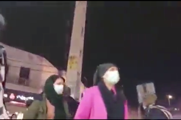 عشيَّة ذكرى الثورة.. هتافات "الموت للديكتاتور" وشعارات مجاهدي خلق في أسواق إيرانية