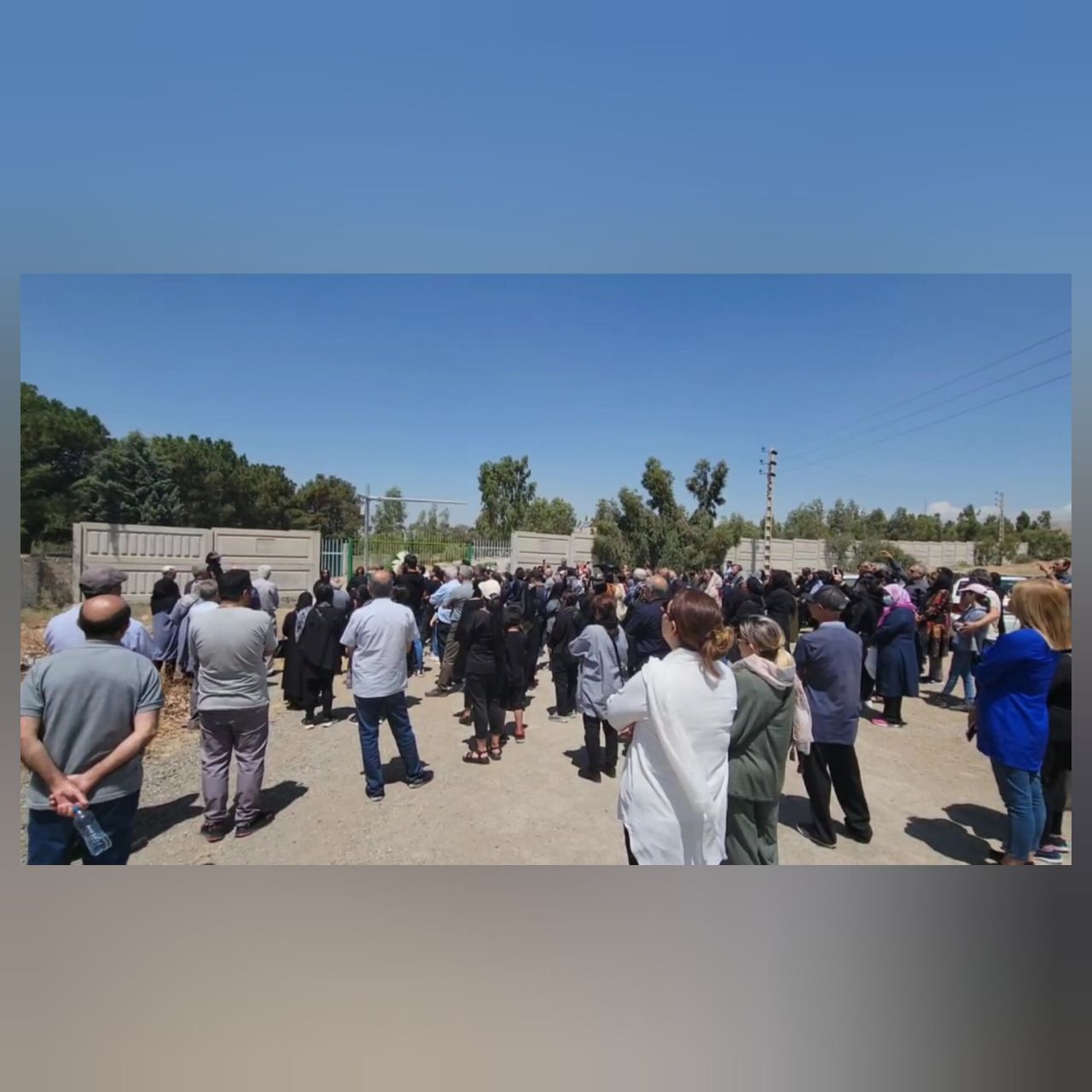 تداوم آزار و اذیت بهائیان؛ وزارت اطلاعات از حضور شهروندان بهائی در آرامستان جلوگیری کرد