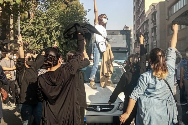مصادر حقوقية: "اعتقال 325 وسجن 113 امرأة" في إيران بتهم عقائدية أو سياسية خلال عام واحد