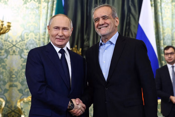 Russia gains from Iran war but risks more if it drags on