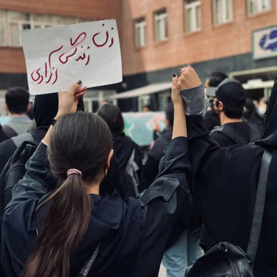 أكثر من 550 ناشطًا يطالبون ألمانيا باستئناف استقبال الناشطين الإيرانيين المعرَّضين للخطر