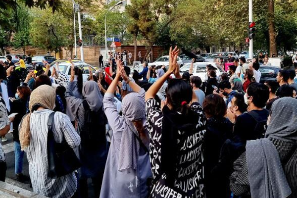 نشطاء بارزون في إيران يطالبون بـ"تقرير المصير" عبر "استفتاء بإشراف دولي"