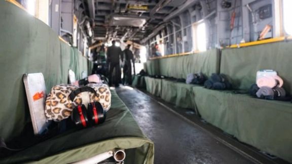 نمایی از داخل بالگردی که برای انتقال گروگانها در پایگاه رعیم مستقر شده است