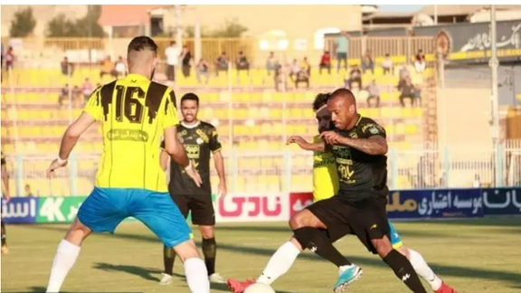 سپاهان با برد و یک بازی بیشتر به صدر بازگشت؛ استقلال دور و دورتر از قهرمانی