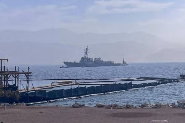 ناوشکن موشکانداز آمریکا وارد بندر ایلات اسرائیل شد