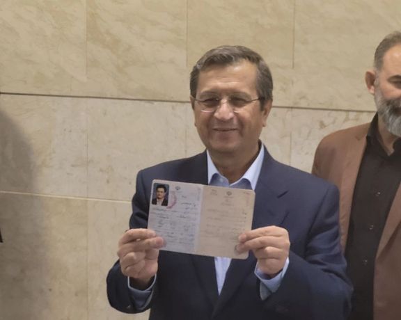 عبدالناصر همتی، رییس پیشین بانک مرکزی، برای نامزدی در انتخابات ریاست جمهوری ثبتنام کرد