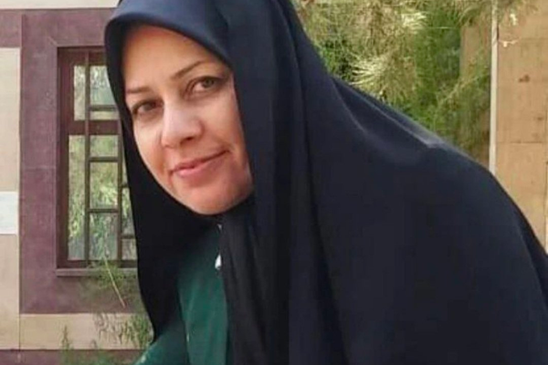 اعتقال ابنة شقيقة خامنئي بعد إلقائها شعرا تمتدح فيه فرح بهلوي زوجة شاه إيران السابق