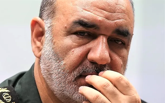 فرمانده کل سپاه: دشمنان دوست دارند خیابانهای ما مملو از شرابخانه باشد