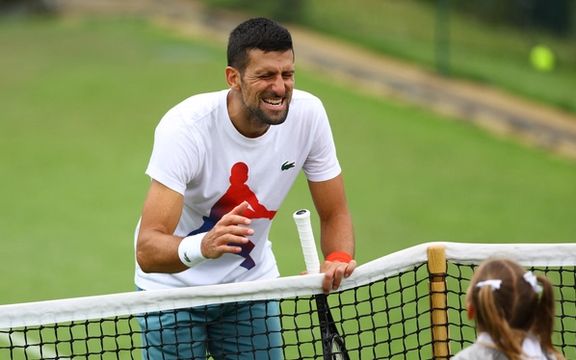 دیمینور مصدوم شد؛ جوکوویچ بدون مسابقه به نیمهنهایی تنیس ویمبلدون رسید