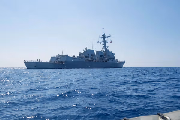 وال استریت ژورنال: دو ناوشکن آمریکا مجهز به موشک هدایتشونده از تنگه هرمز عبور کردند