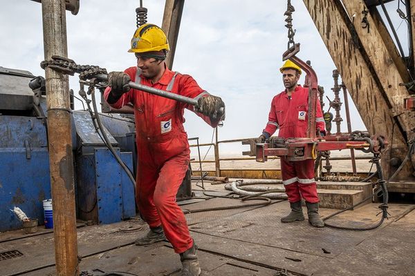 قلق متصاعد من زيادة هجرة العاملين بقطاع النفط الإيراني