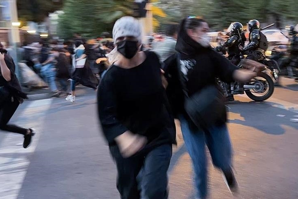 الاتحاد الأوروبي يطالب نظام طهران بوقف الانتهاكات الحقوقية واحترام حقوق النساء والأقليات