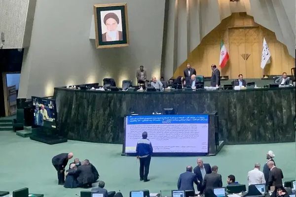 جدل بعد إقرار البرلمان عطلة السبت في إيران..وصحيفة المرشد: "إهانة للنظام الإسلامي المقدس"