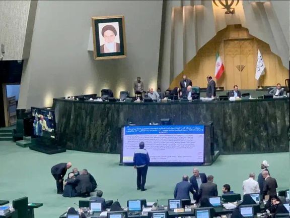 جدل بعد إقرار البرلمان عطلة السبت في إيران..وصحيفة المرشد: "إهانة للنظام الإسلامي المقدس"