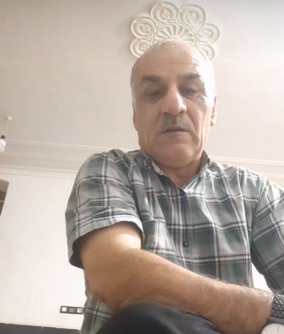 الحكم على والد أحد قتلى احتجاجات 2022 في إيران بالسجن 23 عامًا