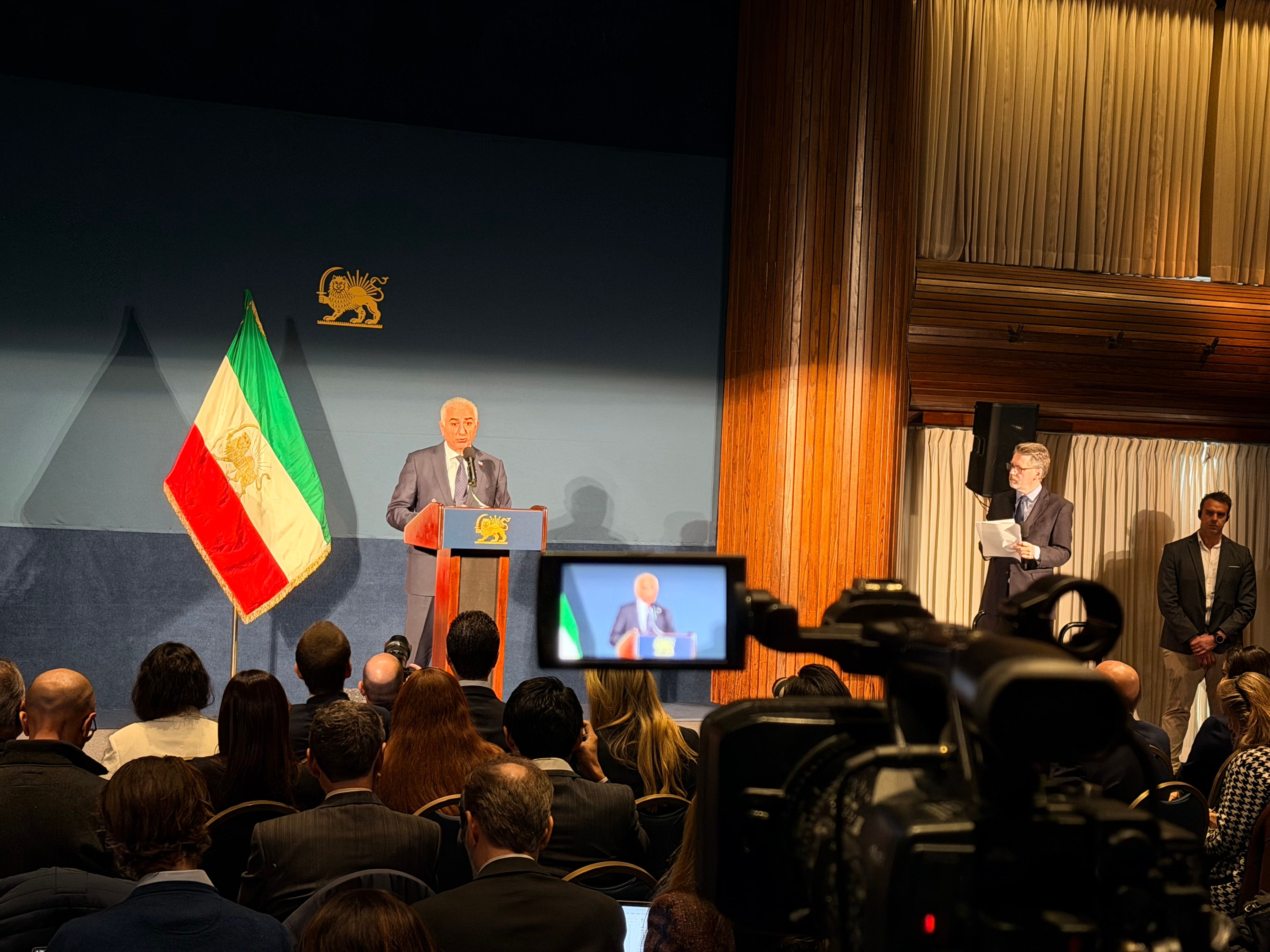 شاهزاده رضا پهلوی: تردیدی نداشته باشید جمهوری اسلامی در آستانه سقوط است