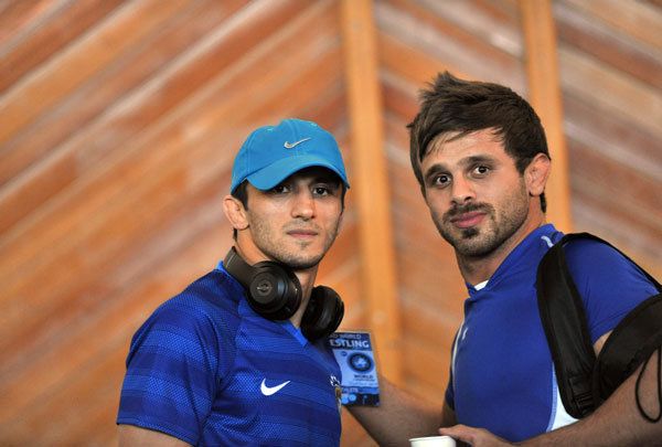 حمله افشین بیابانگرد، قهرمان کشتی، با قمه و چاقو به انجمن معتادان