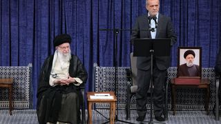 خامنئي يتراجع عن "المفاوضات السرية" مع واشنطن.. ويضع بزشكيان في مأزق بالأمم المتحدة