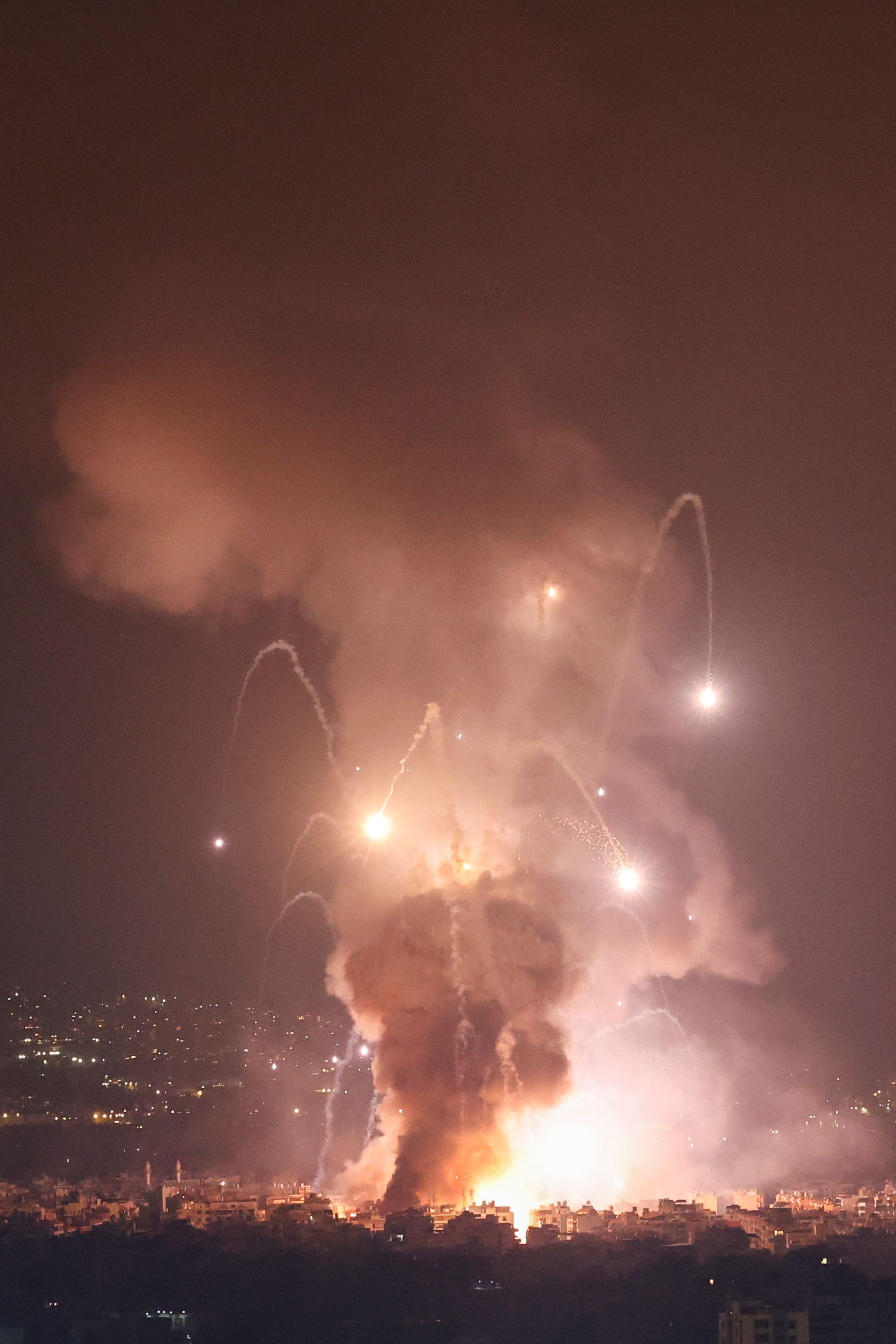 اسرائیل: انفجارهای ثانویه ناشی از بمباران اهداف حزب‌الله، نشان‌ از وجود تسلیحات دارد