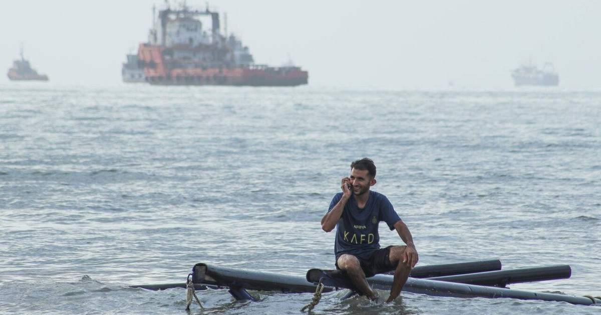 Iran should cut Persian Gulf internet cables, hardline newspaper says