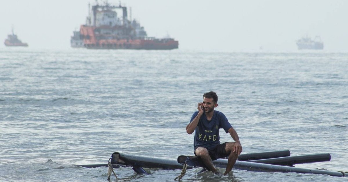 Iran should cut Persian Gulf internet cables, hardline newspaper says
