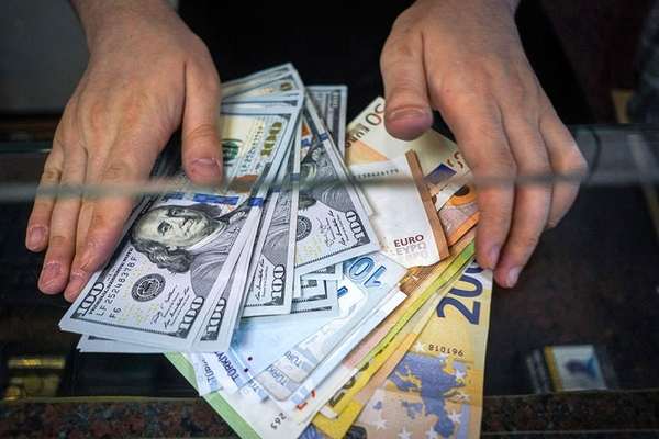 الدولار يسجل رقما قياسيا جديدا أمام العملة الإيرانية ويقترب من 72 ألف تومان