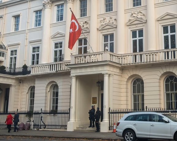 دادگاهی در لندن مردی را به علت سوزاندن قرآن مقابل کنسولگری ترکیه ۲۴۰ پوند جریمه کرد