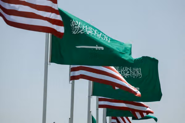 حملات به فرودگاه ریاض هشدار هوانوردی آمریکا و لغو حضور بیپی در همایش انرژی را در پی داشت