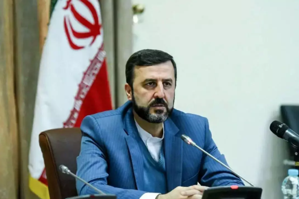 شکایتی علیه کاظم غریبآبادی به اتهام «جنایت علیه بشریت» در سوئیس ثبت شد