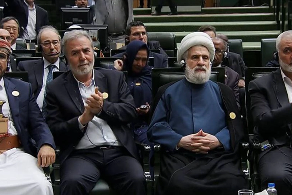 في حضور قادة الجماعات الموالية لطهران.. بزشكيان يؤدي اليمين الدستورية رئيسا لإيران