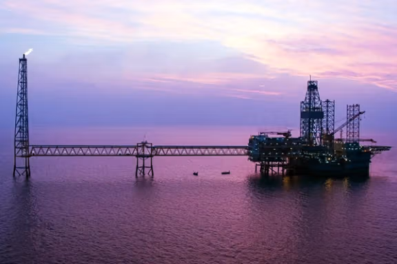 شریان نفتی جمهوری اسلامی زیر فشار تحریمها؛ صادرات نفت ایران بهطور چشمگیری کاهش یافت